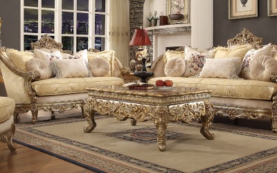 جلوه ی رنگ طلایی در دکوراسیونی با مبل های سلطنتی