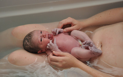 زایمان در آب چیست و چگونه انجام می شود؟ زایمان در آب چیست و چگونه انجام می شود؟