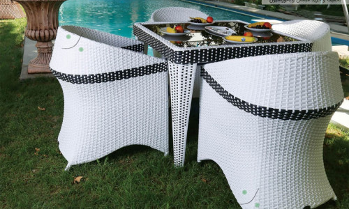 مبلمان کنار استخری سپیده