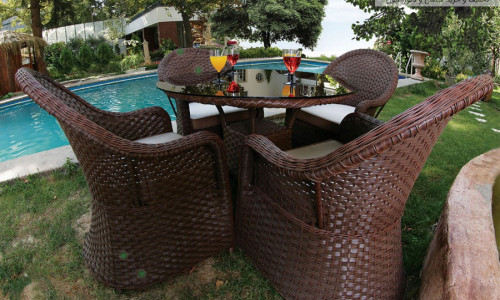 مبلمان کنار استخری سروش