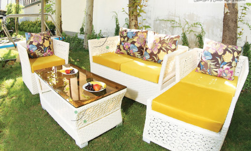 مبل کنار استخری آلاله