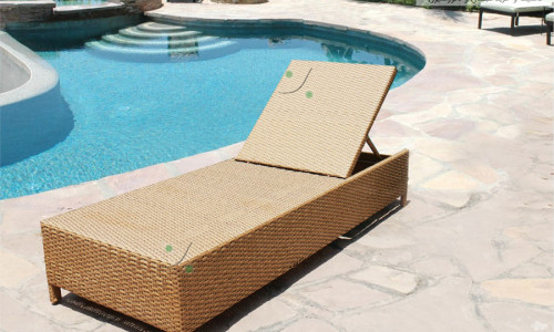 تخت کنار استخری لاله