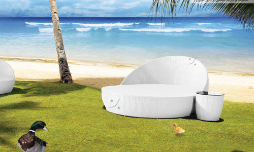 تخت کنار استخری لبخند